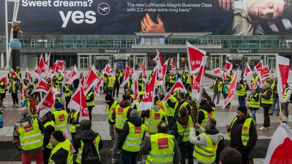 verdi Warnstreik am Flughafen M&uuml;nchen, 28.02.25 Streikende Gewerkschaftsmitglieder der Verdi versammeln sich vor Terminal 2 des M&uuml;nchner Flughafens. Die Demonstranten tragen gelbe Warnwesten und schwenken rote Verdi-Fahnen. Im Hintergrund ist eine gro&szlig;e Lufthansa-Werbung f&uuml;r die neue Business Class zu sehen. Der Warnstreik f&uuml;hrt zu erheblichen Einschr&auml;nkungen im Flughafenbetrieb, insbesondere bei der Abfertigung von Passagieren. Oberding Schwaig Bayern Deutschland *** Verdi warning strike at Munich Airport, 28 02 25 Striking Verdi union members gather in front of Terminal 2 at Munich Airport The demonstrators wear yellow high-visibility vests and wave red Verdi flags A large Lufthansa advertisement for the new Business Class can be se 20250228-286A0012-M4000,Image: 970247800, License: Rights-managed, Restrictions: imago is entitled to issue a simple usage license at the time of provision. Personality and trademark rights as well as copyright laws regarding art-works shown must be observed. Commercial use at your own risk., Model Release: no