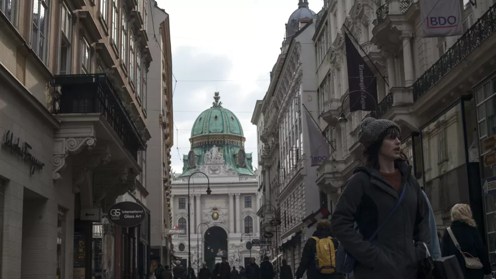 - Kolhmarkt ulica -- 16.03.2015 - AVSTRIJA - glavno mesto Dunaj s stoletno tradicijo občinske gradnje - avstrijska stanovanjska politika za subvencioniranje stanovanj - ///FOTO: Luka Cjuha OPOMBA: ZA OBJAVO V PRILOGI &ndash; DNEVNIKOV OBJEKTIV - REPORTAŽA 2015
