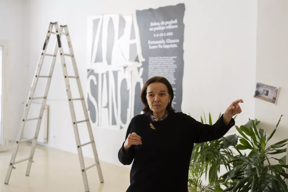 Zora Stančič je uveljavljena vizualna ustvarjalka, ki skozi obsežen opus umetni&scaron;kih del sooblikuje sodobno slovensko likovno umetnost, raziskuje meje grafičnega medija in njegovo vlogo v sodobnem vizualnem jeziku. Foto: Nik Erik Neubauer