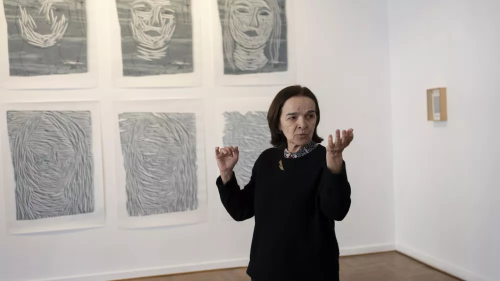 Umetnica Zora Stančič pred serijo Prva praska najbolj boli, ki jo je s tehniko linoreza in natisov ustvarila leta 2011. Foto: Nik Erik Neubauer