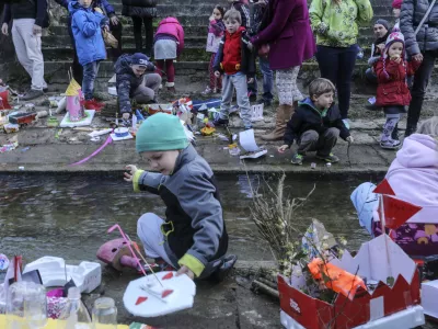 - Pozdrav pomladi Gregorjevo 2014 - plavajoče lučke imenovane barčice svetega Gregorja ali gregorčki - spu&scaron;čanje barčič - Grada&scaron;čica -      //FOTO: Jaka Gasar