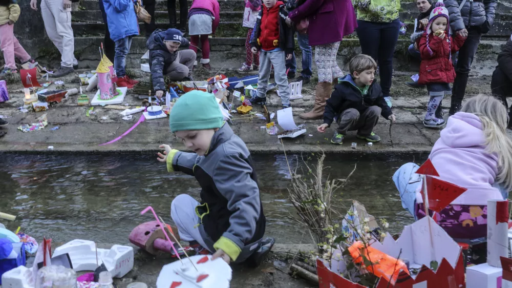 - Pozdrav pomladi Gregorjevo 2014 - plavajoče lučke imenovane barčice svetega Gregorja ali gregorčki - spu&scaron;čanje barčič - Grada&scaron;čica -      //FOTO: Jaka Gasar
