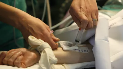 - injekcija - - 23.03.2015 - Ortopedska klinika UKC v Ljubljani - Oddelek za artroskopijo in po&scaron;kodbe pri &scaron;portu - operacija nožnega palca (haluks valgus), - operacijska dvorana - - kirur&scaron;ki operativni poseg - zdravstvo //FOTO: Tomaž Skale