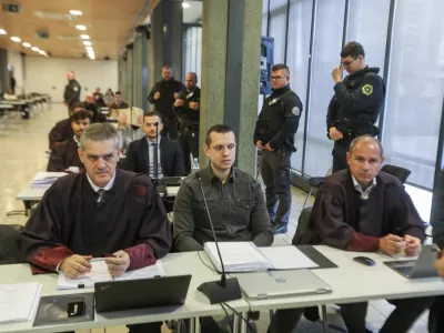 Odvetnik Dejan Marković (desno) je predlagal, naj sodi&scaron;če Klemna Kadivca (v sredini) izpusti iz pripora. Foto: Bojan Velikonja