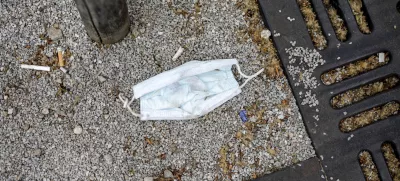- odvržene zaščitne rokavice in maske po uporabi na tleh ob cestah, pločnikih, drugih javnih površinah ter v naravi - 20.04.2020 – Epidemija Koronavirus COVID-19 v Sloveniji – ukrep obvezna uporaba zaščitnih mask in rokavic v trgovinah in drugih javnih zaprtih prostorih //FOTO: Matjaž Rušt