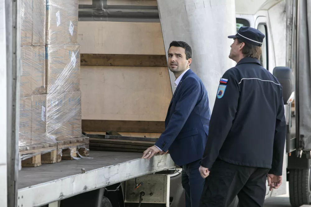 Matej Tonin, minister za obrambo- 20.03.2020 - Uprave RS za za&scaron;čito in re&scaron;evanje Roje - prihod tovornjaka z za&scaron;čitnimi maskami, ki sta jih Sloveniji donirali fundaciji Alibaba in Jack Ma - za&scaron;čitne maske - Koronavirus COVID-19 v Sloveniji