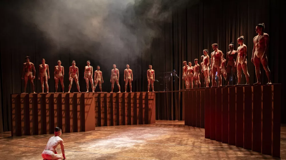 V plesni predstavi Ukiyo-e, ki jo je z baletnim ansamblom Velikega gledali&scaron;ča iz Ženeve oblikoval koreograf Sidi Larbi Cherkaoui, bo nastopilo kar 22 plesalk in plesalcev. Foto: Andrea Macchia