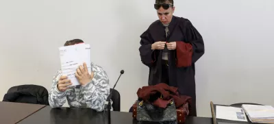 Sojenje proti Davidu Klemencu, na fotografiji skritim za papirji, bi se lahko končalo že prihodnji teden. Foto: Luka Cjuha