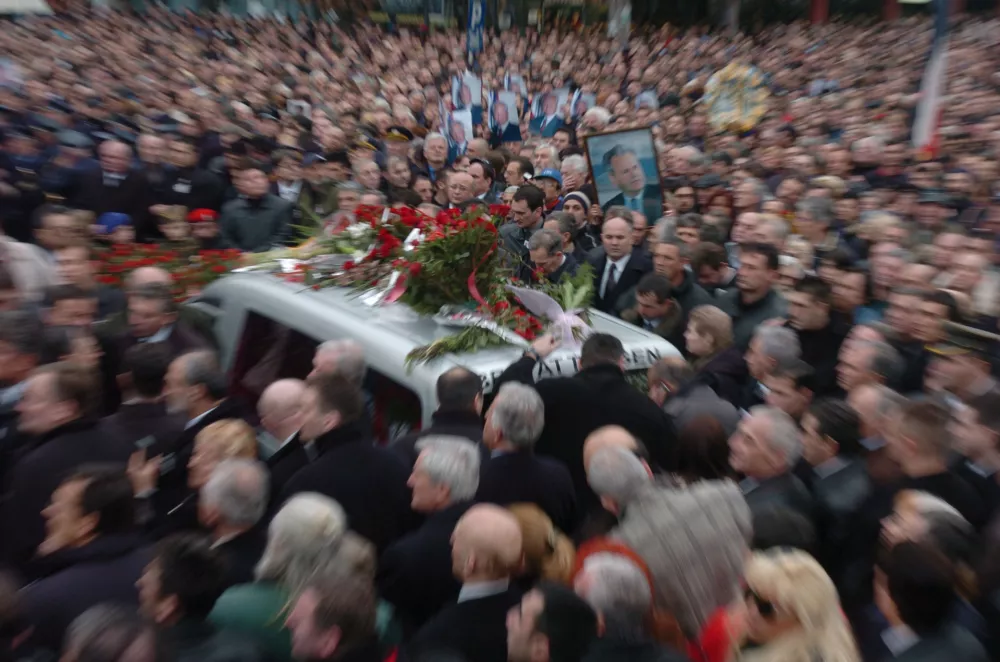 Prihod krste s posmrtnimi ostanki Slobodana Milo&scaron;eviča v rojstni kraj Požarevac v soboto popoldne, kjer se je zbralo priblizo 15.000 do 20.000 tisoč ljudi., - pogreb Slobodan Milo&scaron;evič - / /FOTO: Luka CjuhaOPOMBA: ZA OBJAVO V ČASOPISU DNEVNIK