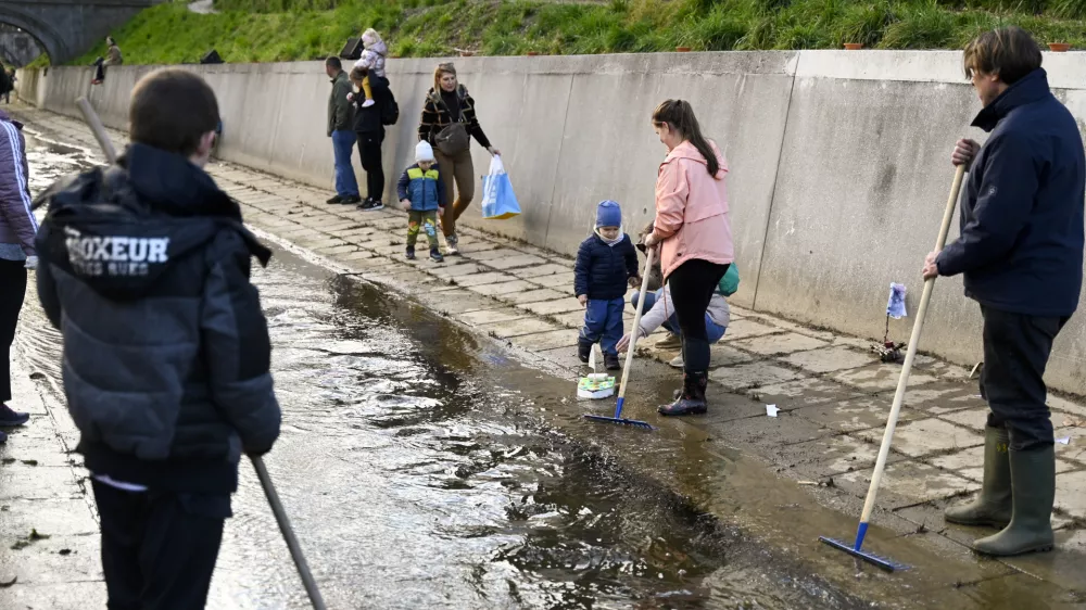Otroci11.03.2025 Spu&scaron;čanje gregorčkov, Gregorjevo, Grada&scaron;čicaFOTO: Nik Erik Neubauer