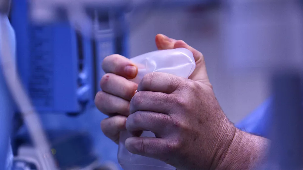 - operacijski blok - operacijska dvorana - operacija- kirur&scaron;ki operativni poseg- 14.1.2014 - Bolni&scaron;nica Golnik - KOPA, Klinični oddelek za pljučne bolezni in alergijo - vrhunska slovenska klinika za diagnostiko in zdravljenje bolnikov s pljučnimi in alergijskimi boleznim//FOTO: Tomaž Skale