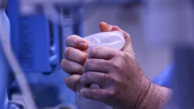 - operacijski blok - operacijska dvorana - operacija- kirur&scaron;ki operativni poseg- 14.1.2014 - Bolni&scaron;nica Golnik - KOPA, Klinični oddelek za pljučne bolezni in alergijo - vrhunska slovenska klinika za diagnostiko in zdravljenje bolnikov s pljučnimi in alergijskimi boleznim//FOTO: Tomaž Skale