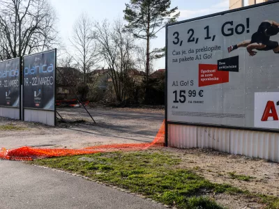 Sodobni oglasni panoji, &scaron;e posebej osvetljeni in digitalni, izstopajo v vizualnem polju voznika in pomembno vplivajo na njegovo zbranost. To potrjuje potrebo po bolj premi&scaron;ljenem ume&scaron;čanju in regulaciji ogla&scaron;evanja ob cestah. Foto: Bojan Velikonja