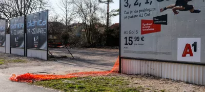 Sodobni oglasni panoji, še posebej osvetljeni in digitalni, izstopajo v vizualnem polju voznika in pomembno vplivajo na njegovo zbranost. To potrjuje potrebo po bolj premišljenem umeščanju in regulaciji oglaševanja ob cestah. Foto: Bojan Velikonja