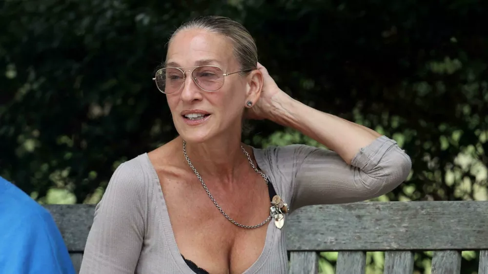 2XGT55K EXCLUSIVE **EXCLUSIVE ALL ROUNDER** Sarah Jessica Parker spotted relaxing reading a Sally Rooney book in a bench in The Hamptons, New YorkFeaturing: Sarah Jessica ParkerWhere: The Hamptons, New York, United StatesWhen: 02 Jul 2024Credit: Matt Agudo/INSTARimages****EXCLUSIVE ALL ROUNDER****