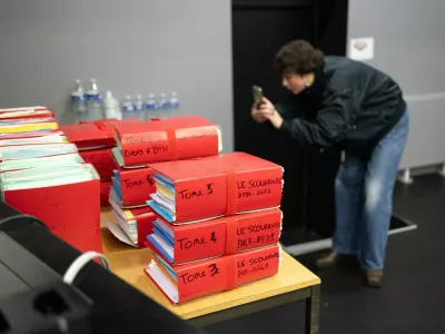 Sodni spisi v dvorani kazenskega sodi&scaron;ča v Vannesu / Foto: Profimedia