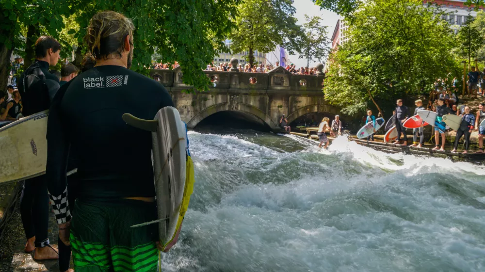 Ena od glavnih mestnih atrakcij je deskanje na valu umetne reke Eisbach v preddverju Angle&scaron;kega vrta.&nbsp;/ Foto: Getty Images