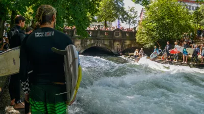 Ena od glavnih mestnih atrakcij je deskanje na valu umetne reke Eisbach v preddverju Angleškega vrta. / Foto: Getty Images