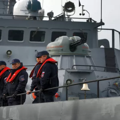 Luka Koper - večnamenska slovenska vojaška ladja Triglav 11 - mornarica SV - Slovenska vojska,- štiriindvajsetčlanska posadka predstavila ladjo in praktični prikaz v sodelovanju s pripadniki odreda za podvodna delovanja prikazala postopke iskanja in reševanja na morju.  //FOTO: Bojan Velikonja