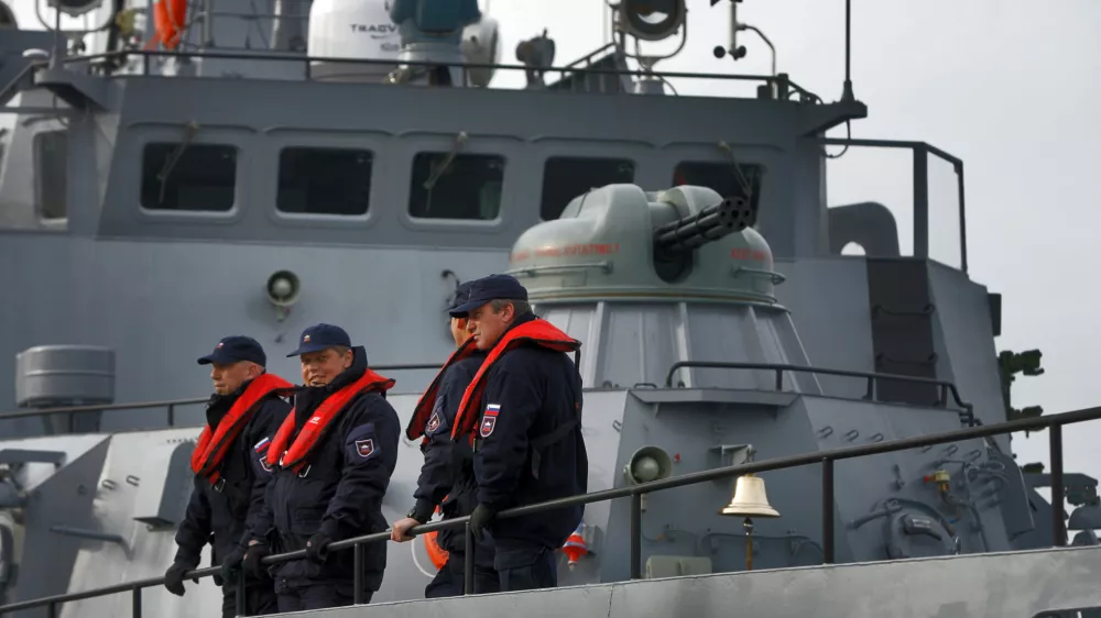 Luka Koper - večnamenska slovenska voja&scaron;ka ladja Triglav 11 - mornarica SV - Slovenska vojska,- &scaron;tiriindvajsetčlanska posadka predstavila ladjo in praktični prikaz v sodelovanju s pripadniki odreda za podvodna delovanja prikazala postopke iskanja in re&scaron;evanja na morju.  //FOTO: Bojan Velikonja