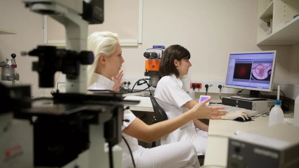 spe&scaron;ni slovenski znanstveniki na področju elektrokemoterapijeOddelek za elektrokemoterapijo na Onkolo&scaron;kem In&scaron;titutufoto: Bojan VelikonjaOPOMBA: ZA OBJAVO V OBJEKTIVU