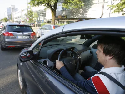 voznik Jan Konečnik- Dnevnikova akcija - ljubljanska in online redakcija naredili primerjavo - izmerili so čas poti od WTCja do Dnevnika z mestnim avtobusom, avtomobilom ali kolesom /FOTO: Jaka Adamič