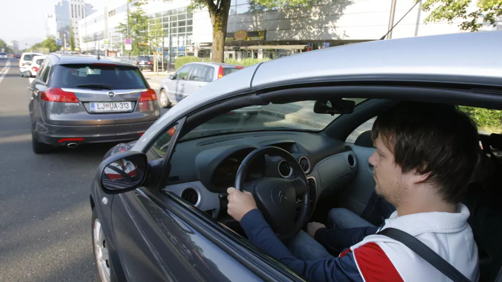 voznik Jan Konečnik- Dnevnikova akcija - ljubljanska in online redakcija naredili primerjavo - izmerili so čas poti od WTCja do Dnevnika z mestnim avtobusom, avtomobilom ali kolesom /FOTO: Jaka Adamič