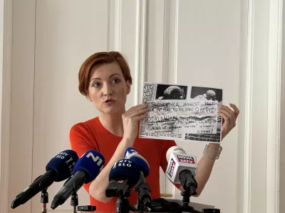 Ljubljana, prostori stranke Levica.Novinarska konferenca stranke Levica, na kateri je koordinatorica Levice Asta Vrecko predstavila razloge in vsebine ovadbe, ki jo vlagajo proti SDS zaradi domnevne kraje in zlorabe umetniskega dela brez dovoljenja avtorja za politicne namene.Foto: STA