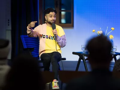 Saif ur Rehman Raja je na Vodnikovi domačiji predstavil svoj avtobiografski roman Hidžra. Prepričan je, da se bo lahko z njim poistovetil marsikdo z migrantsko izku&scaron;njo. Foto: Matej Pu&scaron;nik