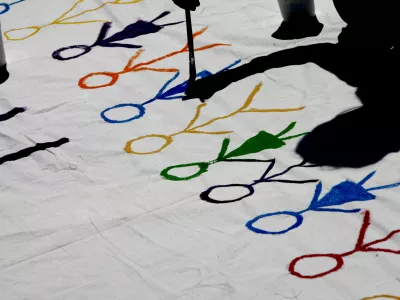 - ilustrativna fotografija - otroci, otro&scaron;tvo, risanje, medčlove&scaron;ki odnosi, čopič, roka.- 6. mednarodni festival za otroke s posebnimi potrebami Igraj se z mano 2012 - //FOTO: Bojan Velikonja