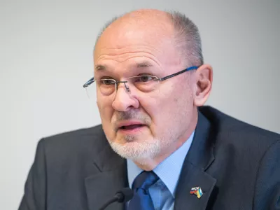 Ljubljana, Muzejska zbirka Zdruzenja VSO.Novinarska konferenca Zdruzenja za vrednote slovenske osamosvojitve (VSO), na kateri so predstavili stalisca glede zdruzenja Muzeja slovenske osamosvojitve in Muzeja novejse zgodovine Slovenije v Muzej novejse in sodobne zgodovine Slovenije.Nekdanji drzavni sekretar Jelko Kacin.