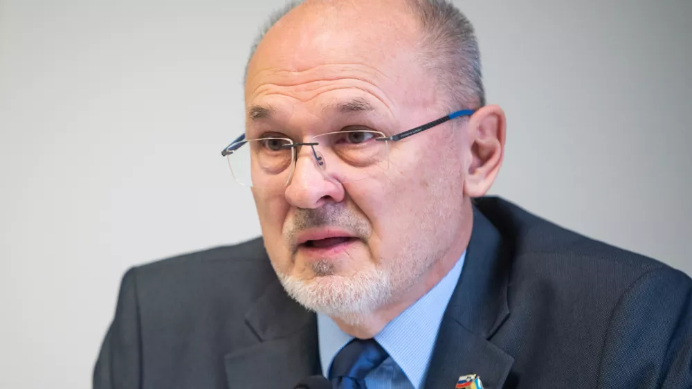 Ljubljana, Muzejska zbirka Zdruzenja VSO.Novinarska konferenca Zdruzenja za vrednote slovenske osamosvojitve (VSO), na kateri so predstavili stalisca glede zdruzenja Muzeja slovenske osamosvojitve in Muzeja novejse zgodovine Slovenije v Muzej novejse in sodobne zgodovine Slovenije.Nekdanji drzavni sekretar Jelko Kacin.