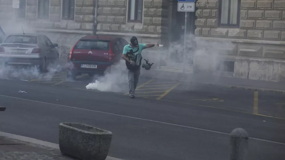 - policija je uporabila solzivec - - 05.10.2021- protestni shod v Ljubljani - protest nasprotnikov uvajanja covid ukrepov PCT (preboleli, cepljeni, testirani) - vlada je prvič v zgodovini samostojne Slovenije aktivirala 9. člen Zakona o nalogah in pooblastilih policije, da zaradi velike verjetnosti huj&scaron;ih kr&scaron;itev javnega reda pred vrhom EU-Zahodni Balkan za dva dni omeji oz. prepove gibanje v Ljubljani, na Bledu in v okolici Brda pri Kranju/FOTO: Jaka Gasar
