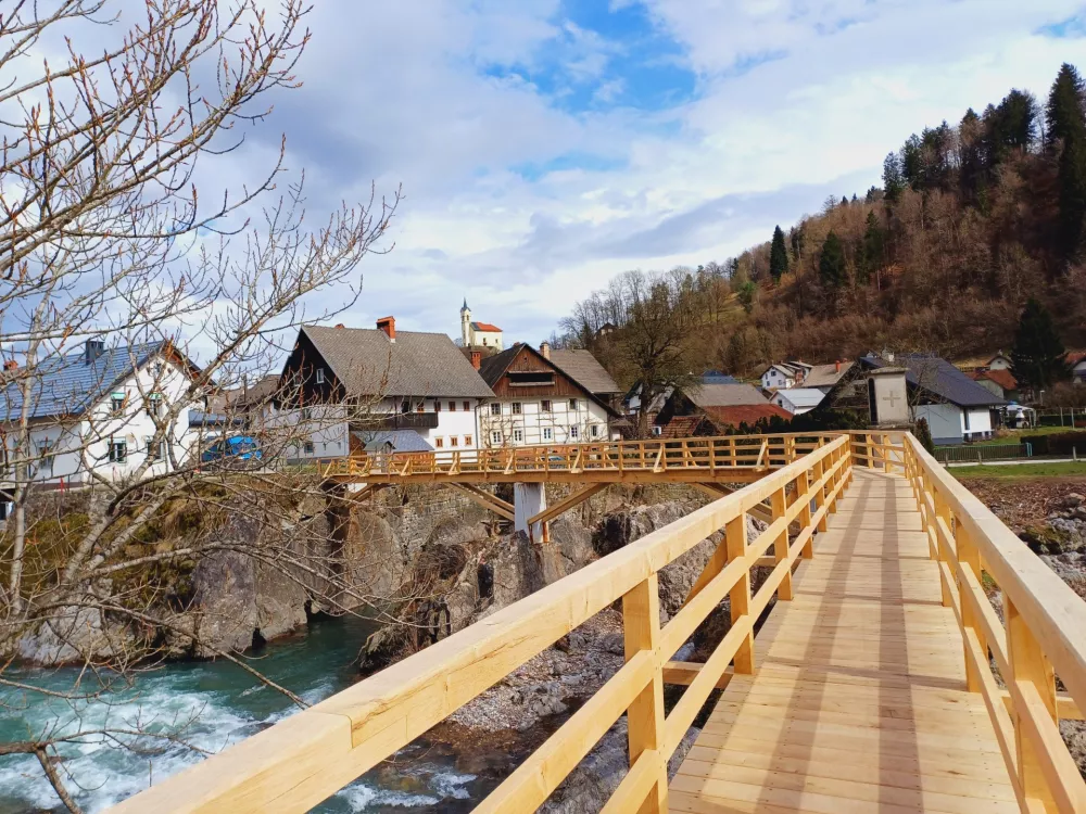 Nova brv je zaradi preventive pred novo ujmo postavljena meter vi&scaron;je od prej&scaron;nje in je ojačana s kovinskim ogrodjem. Foto:&nbsp;Tina Jereb