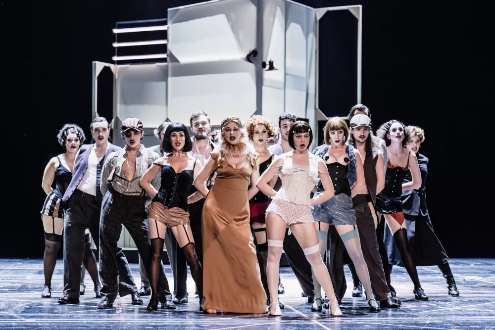 B. Brecht, K. Weill: Opera za tri gro&scaron;e, režija Mateja Koležnik, dirigent Marko Letonja, SNG Opera in balet Ljubljana in SNG Drama Ljubljana, 2025