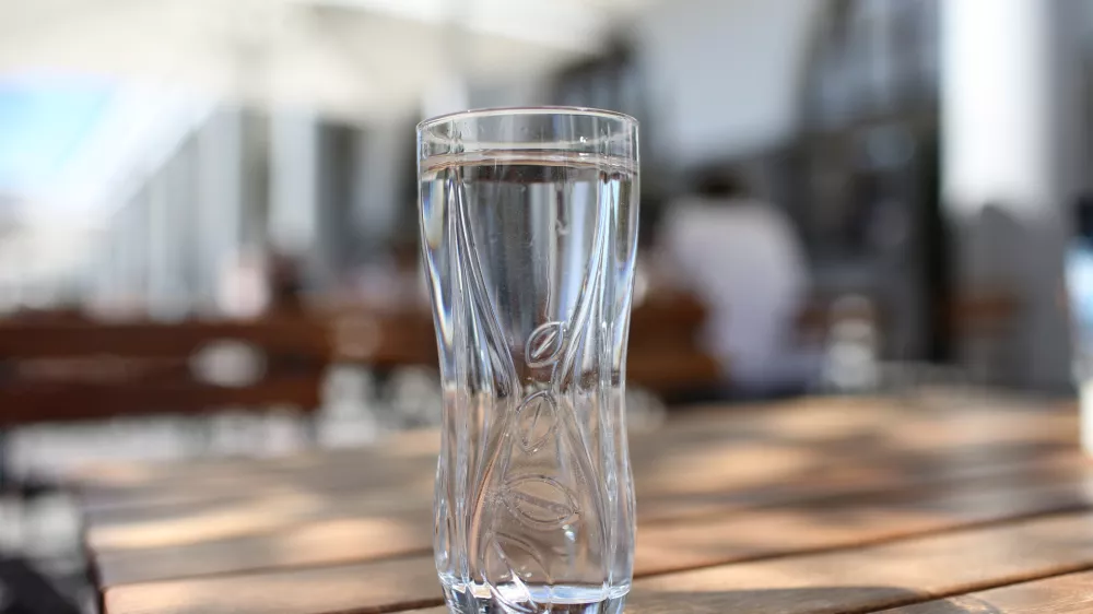 - simbolična fotografija &ndash; kozarec vode &ndash; voda - gostinstvo &ndash; gostinci //FOTO: Bojan Velikonja