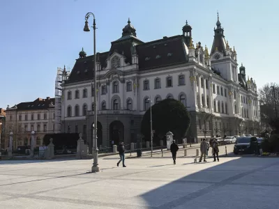 Zaradi prenovljenega plačnega sistema v javnem sektorju ima Univerza v Ljubljani približno 25 milijonov evrov nepredvidenih stro&scaron;kov s plačami zaposlenih. Foto: Nik Erik Neubauer Q