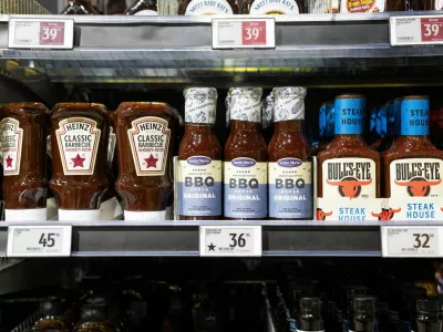 BBQ products with and without the star mark in Bilka in Randers, Denmark, making it easier for customers to buy European goods, Monday, March 17, 2025. (Bo Amstrup/Ritzau Scanpix via AP) / Foto: Bo Amstrup