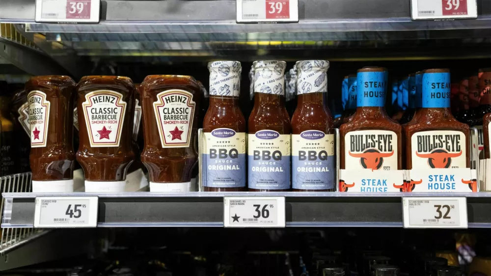 BBQ products with and without the star mark in Bilka in Randers, Denmark, making it easier for customers to buy European goods, Monday, March 17, 2025. (Bo Amstrup/Ritzau Scanpix via AP) / Foto: Bo Amstrup