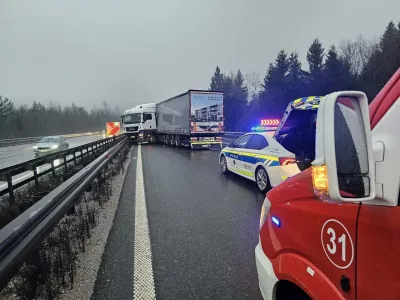 Kabina tovornjaka se je zagozdila med za&scaron;čitno ograjo in lastno prikolico.