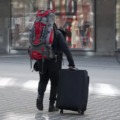 Prizor iz Ljubljane, kjer je, tako kot drugod po turistični Sloveniji, vse več takšnih popotnikov, ki zaradi cene hotelskih nastanitev iščejo alternative v stanovanjih in sobah. / Foto: Nik Erik Neubauer