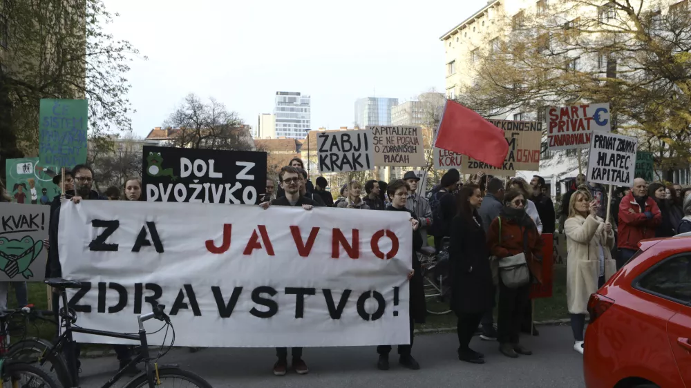 - 07.04.2023 - Protestni shod iniciative Glas ljudstva na Svetovni dan zdravja - Pohod za javno zdravstvo z Javno tribuno &ndash;zahtevali interventni zakon, v katerem predlagajo re&scaron;itve za krepitev javnega zdravstva - paket dveh zakonskih sprememb, ukinitev dopolnilnega zdravstvenega zavarovanja in predlog za pravičnej&scaron;i davek - protest //FOTO: Luka Cjuha