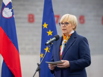 Koper, Luka Koper.Dogodek Slovenija za Madagaskar, na katerem so na pot pospremili donirana sredstva za pomoc Madagaskarju, osrednja govornica je bila predsednica republike Natasa Pirc Musar, v imenu sodelujocih v akciji zbiranja pomoci sta spregovorila tudi predsednica uprave Luke Koper Nevenka Krzan in generalni tajnik Slovenske karitas Peter Tomazic.