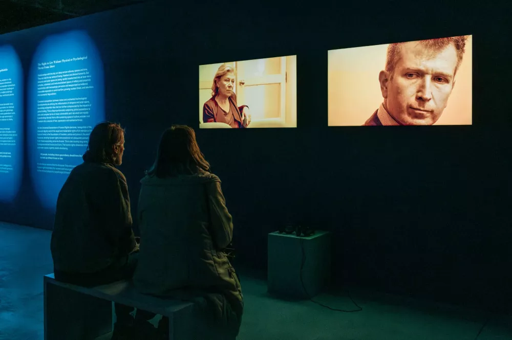 Zvočno-vizualna instalacija Shone Illingworth Topologije zračnega prostora v Cukrarni ni le umetni&scaron;ki dogodek, temveč tudi kričeče opozorilo in poziv k dejanjem. Foto: Blaž Gutman/MGML