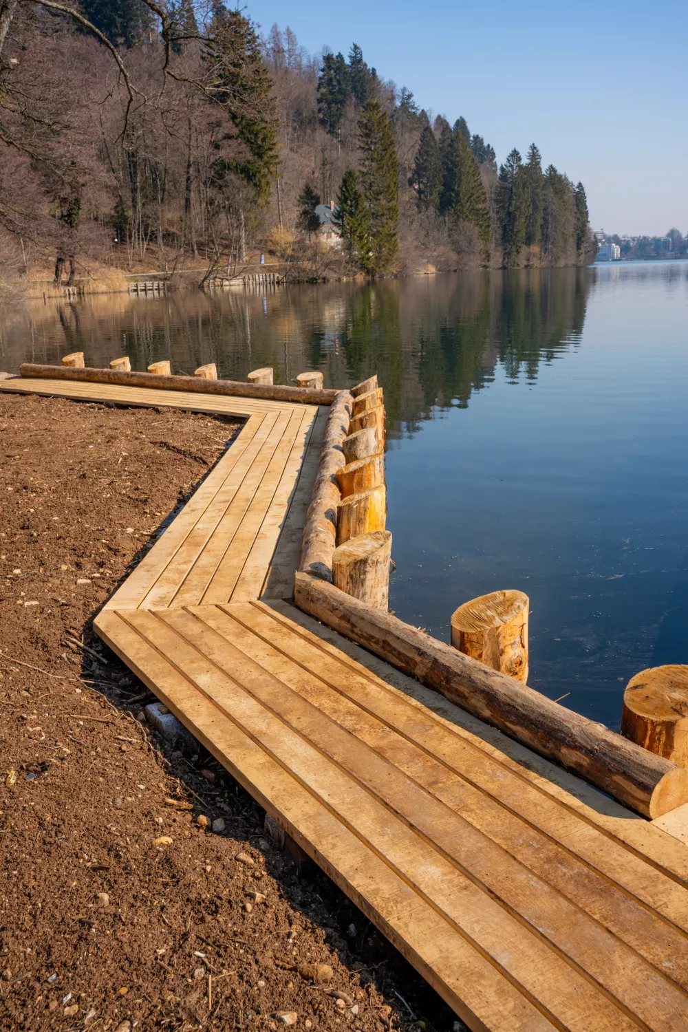 V sklopu projekta Popolni zaveslaj so na Bledu sanirali del obale jezera. Foto: občina Bled