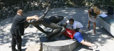 Postavljanje replike ukradenega kipa talca iz Gramozne jame avtorja Borisa Kalina. Originalni bronasti kip so ukradli leta 2011, repliko skulpture je Mestna občina Ljubljana postavila slabo leto kasneje. Foto: Tomaž Skale 