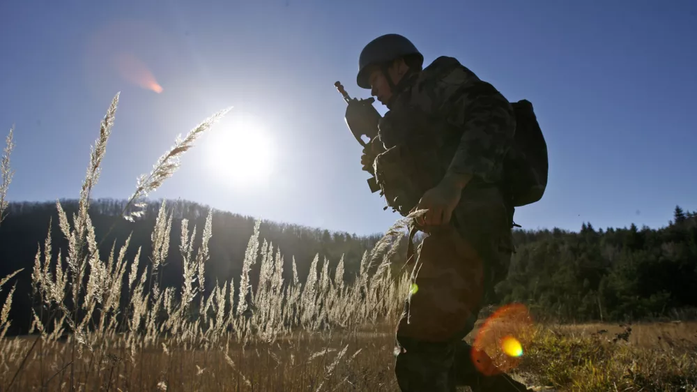 - terensko usposabljanje vojakov prostovoljcev - pripadniki 59. generacija PSVR vojakov prostovoljcev, ki so na služenju v Vipavi, - 16.11.2015 - Slovenska vojska (SV) - Voja&scaron;ko vadbi&scaron;če Bloke - usposabljanje vojakov prostovoljcev - prostovoljno služenje voja&scaron;kega roka - vojak prostovoljec - vojak na prostovoljnem služenju voja&scaron;kega roka//FOTO: Tomaž SkaleOPOMBA: ZA OBJAVO V PRILOGI &ndash; DNEVNIKOV OBJEKTIV - REPORTAŽA 2015