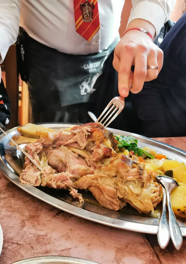 Veliko telečjo kračo prijazno razrežejo pri mizi / Foto: Miha First