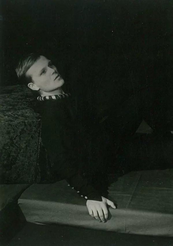 Niko Gor&scaron;ič kot Hamlet leta 1964 v tretjem letniku AGRFT. Oblečen je v kostum, ki ga je leta 1937 nosil Stane Sever. / Foto: Marjan Ravnikar via&nbsp;Repertoar AGRFT