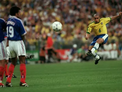 Brazilski nogometa&scaron; Roberto Carlos je po mnenju mnogih dosegel najlep&scaron;i gol iz prostega strela v zgodovini, ko je žogo s 37 metrov na tekmi proti Franciji poslal mimo živega zidu s hitrostjo 136,7 kilometra na uro. Zgodilo se je na mednarodnem turnirju leta 1997, prizor pa je bil na las podoben zgornjemu na fotografiji, ki je iz finala svetovnega prvenstva leto kasneje. / Foto: Getty Images